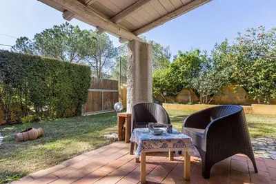 Image de Cozy 70 sqm apartment with private parking space; accommodates up to 4 people plus camping cot on request. The courtyard is covered and privateWe are located in a renowned tourist resort on the Gulf of Cagliari. The accommodation consists of two