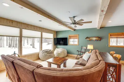 Image de Private Dock, Bbq Ready: Lakefront Fifield Home!