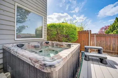 Image de 2 Mi to Badger Mountain: Hot Tub Haven!