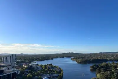 Image de Elegant apartment with Skyline views. 5 min to Canberra university