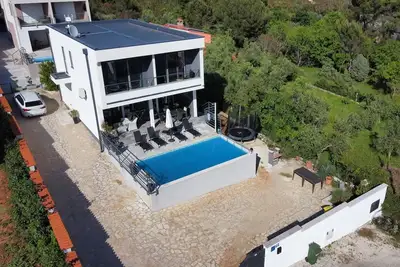 Image de Villa confortable à Pomer avec piscine privée
