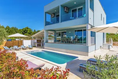 Image de Villa with Pool and Sea View in Fazana - Horizont