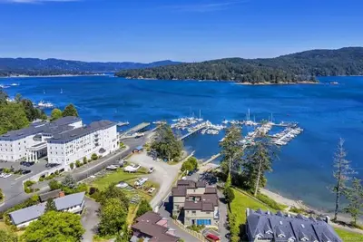 Sooke Harbour Penthouse - King Suite