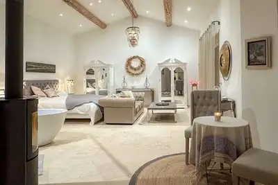 Image de Maison en pierre, chaque chambre belle vue du Luberon, large piscine chauffée