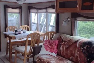 Image de Beautiful location right on the river bank, steps down to the shore and fishing