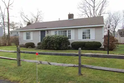 Image de Comfortable 3bd--Central A/C, Outdoor Shower, 2 Blocks to Falmouth Heights Beach, Great Walking Area