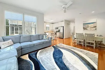 Image de Relax and recharge in comfort at this stylish Heritage Village retreat!