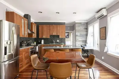 Image de Historic Riverfront Penthouse w/ River Views