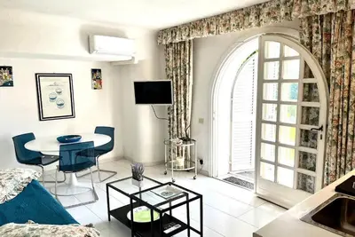 Image de Charming two-room garden apartment in villa with swimming pool with thermal water