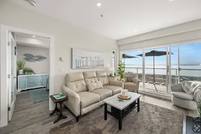 Image de Stunning waterfront apartment - wake up and fall asleep listening to the ocean