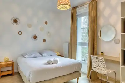 Image de Le Nicole, un appartement en duplex avec balcon et place de parking.