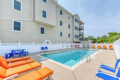 Image de Take It Easy at this oceanside condo steps from the beach in Kill Devil Hills!