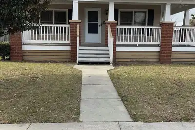 Image de Charming 3-bedroom house in fabulous Savannah with WiFi, Ac and heat