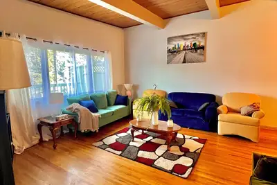 Image de Charming & Spacious 2br Upper Suite | Large Kitchen w/Private Entry & Deck