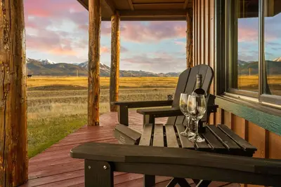 Image de Cabin on 20 Acres | Wildlife, Big Views, Firepit | Close to Yellowstone