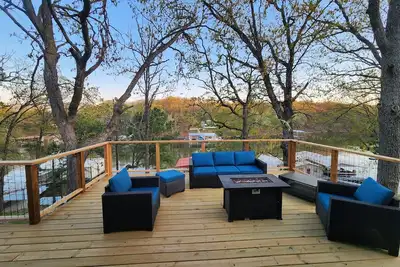 Image de Modern Lakeside Retreat in Prime Duck Creek Location – Sleeps 10!