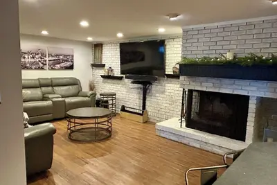 Image de Farmhouse On First- Super close to Casv - Spacious 5-bedroom home