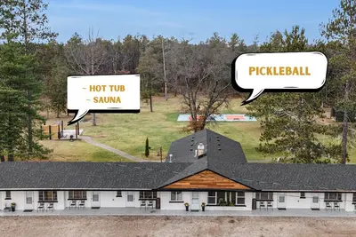 Image de The Windmoor Lodge | Sauna | Pickleball | Hot Tub