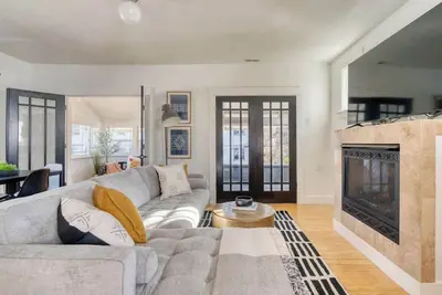 Image de 2br/2ba • Sunny Retreat • Parks + Coffee Nearby