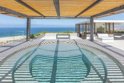 Image de Ocean-View Architecturally Significant Luxury Villa in Cerritos Area