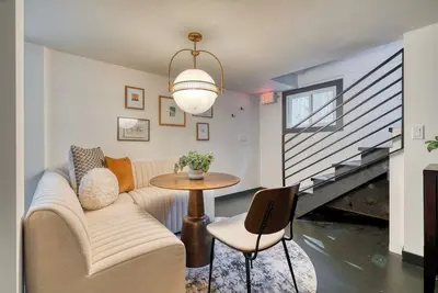 Image de Walkable Nw 23rd Retreat – Style & Comfort