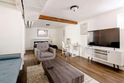 Image de Steps to Bars, Food & Breweries • 1br • Sleeps 4