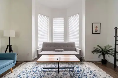 Image de Renovated Home • Great Location • 3br • Sleeps 6