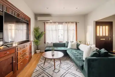 Image de Classic Craftsman Stay - 2br 2ba -  Portland Charm