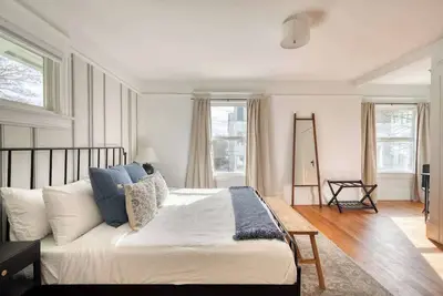 Image de Renewed 1910 Classic Craftsman ~ 95 WalkScore