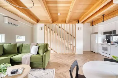 Image de 3br Townhome | Alberta Art, Eats, & Style