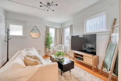 Image de Cozy Renewed 1910 Classic Craftsman ~ 95 WalkScore