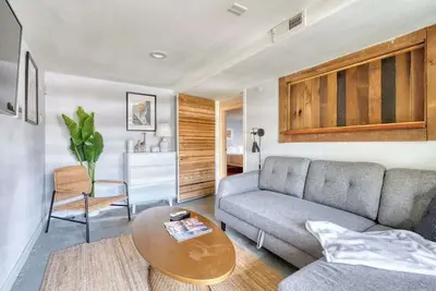 Lovely location 3 Br Pearl apt - Sleeps 8