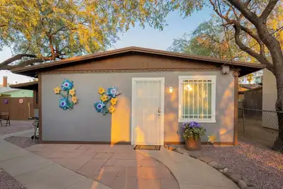 Image de Charming 1-bedroom cottage in a central location with WiFi and private backyard
