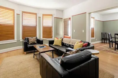 Image de Sun-filled Home in Buckman Neighborhood with 2BRs