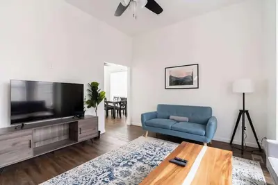 Image de Spacious 4 bedroom home w two kitchens