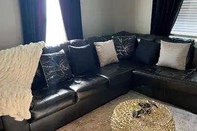 Image de Cozy Oasis – Stylish, Spacious 4-Bedroom with Private Parking Lot