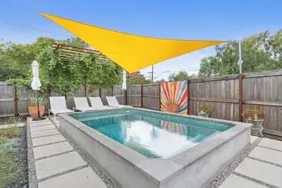 Image de Spacious Bungalow Oasis + Heated Pool + Parking 1 block from South Congress