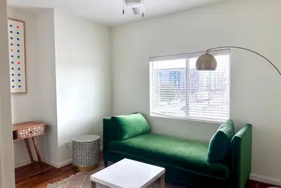 Image de In the heart of Houston with skyline view rooftop!