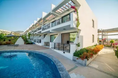 Image de Modern studio: Relaxation with pool & sea view