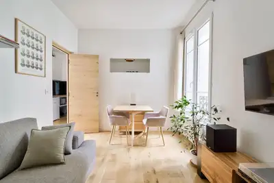 Image de Charme Parisien : Moderne et Calme