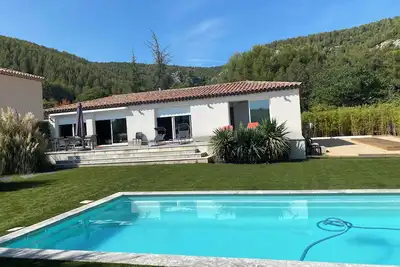 Image de Campagne, à 20mn de la mer! Villa, piscine, terrain de pétanque, cuisine d’été.
