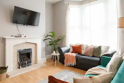 3 Bed Home next to Anfield | Parking | Sleeps 8