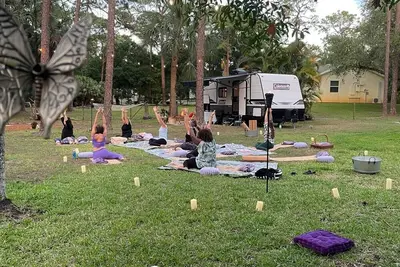 Image de Nature Getaway in Jupiter Farms Cozy 24 Foot Rv, fully equipped with WiFi, Ac