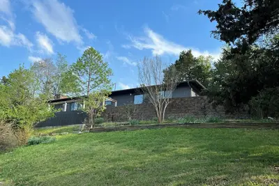 Image de 3-bedroom newly remodeled bungalow located on Beaver Lake in Rogers, Ar.