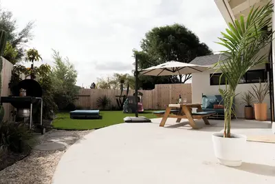 Image de Cozy and open oasis - 12 mins to the beach