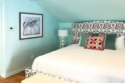 Image de \"Elegant Emily Dickinson Junior Suite with King Bed & Fireplace