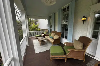 Image de Nassau St. Home; Sleeps 14 in beds; 5 minute walk from Hoagie Haven