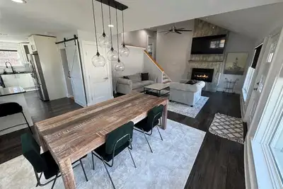 Image de Spacious 4-bedroom house dual primary suites, updated, pets and kids friendly!