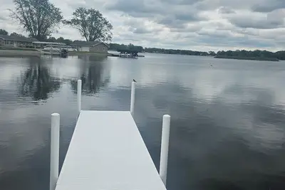 Image de Beautiful Lakefront home, pets welcome, fully fenced, dock, kayaks, fishing! !