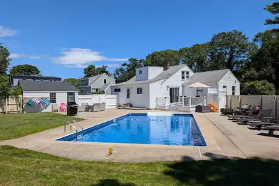 Image de Private resort style Hyannis property. Heated Pool, Playground&Basketball court